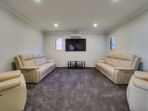 Smart TV, books - Top of the Tide - Waterfront -6 beds-4 baths-Sleeps 15-WiFi-4 Smart TVs-Linen (Toogoom)