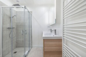 Dusche, Haartrockner, Handtücher