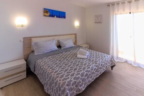 2 chambres, fer et planche à repasser, Wi-Fi gratuit, draps fournis