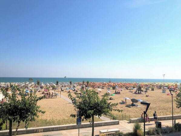 Una spiaggia nelle vicinanze