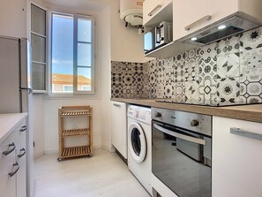 Réfrigérateur, four à micro-ondes, un four, surface de cuisson