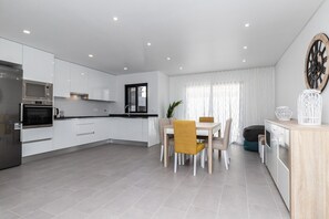Kühlschrank, Mikrowelle, Ofen, Geschirrspüler