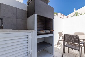 Outdoor dining - 4 bedroom villa with pool and in a condominium by AlgarveManta (6V4) (Manta Rota)