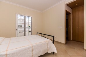 4 chambres, coffres-forts dans les chambres, fer et planche à repasser