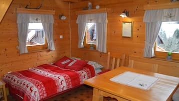 Familienchalet, 1 Doppelbett und Schlafsofa, zum Garten hin (Shepperd Miha's House private Ski) | 1 Schlafzimmer, laptopgeeigneter Arbeitsplatz, Bügeleisen/Bügelbrett