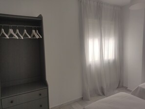 2 slaapkamers, een bureau, een strijkplank/strijkijzer, gratis wifi