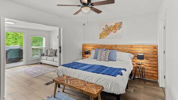 4 habitaciones, escritorio y tabla de planchar con plancha