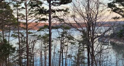 Splash Landing: Lakefront Luxury with Hot Tub & Firepit