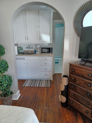 Kjøleskap, mikrobølgeovn, kaffetrakter/tekoker og brødrister