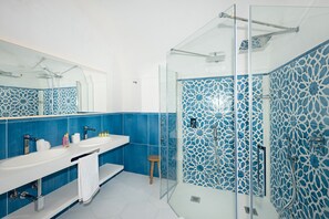 Dusche, Haartrockner, Bidet, Handtücher