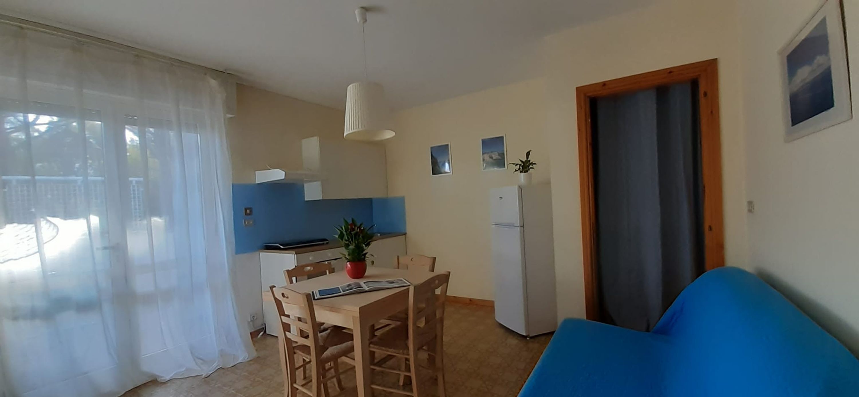 1 chambre, fer et planche à repasser