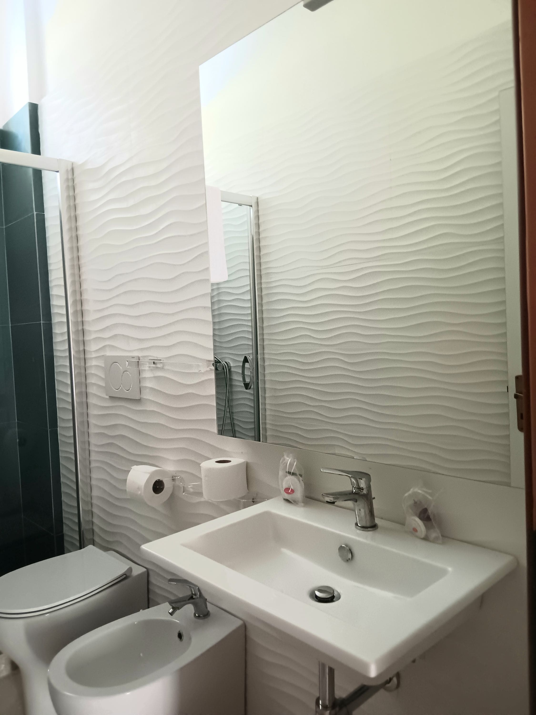 1 chambre, fer et planche à repasser