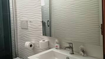 1 chambre, fer et planche à repasser