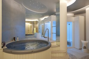 A modern spa room with a hot tub, glass doors, and a minimalist design. - Residenza Excelsior 707 (Vasto)