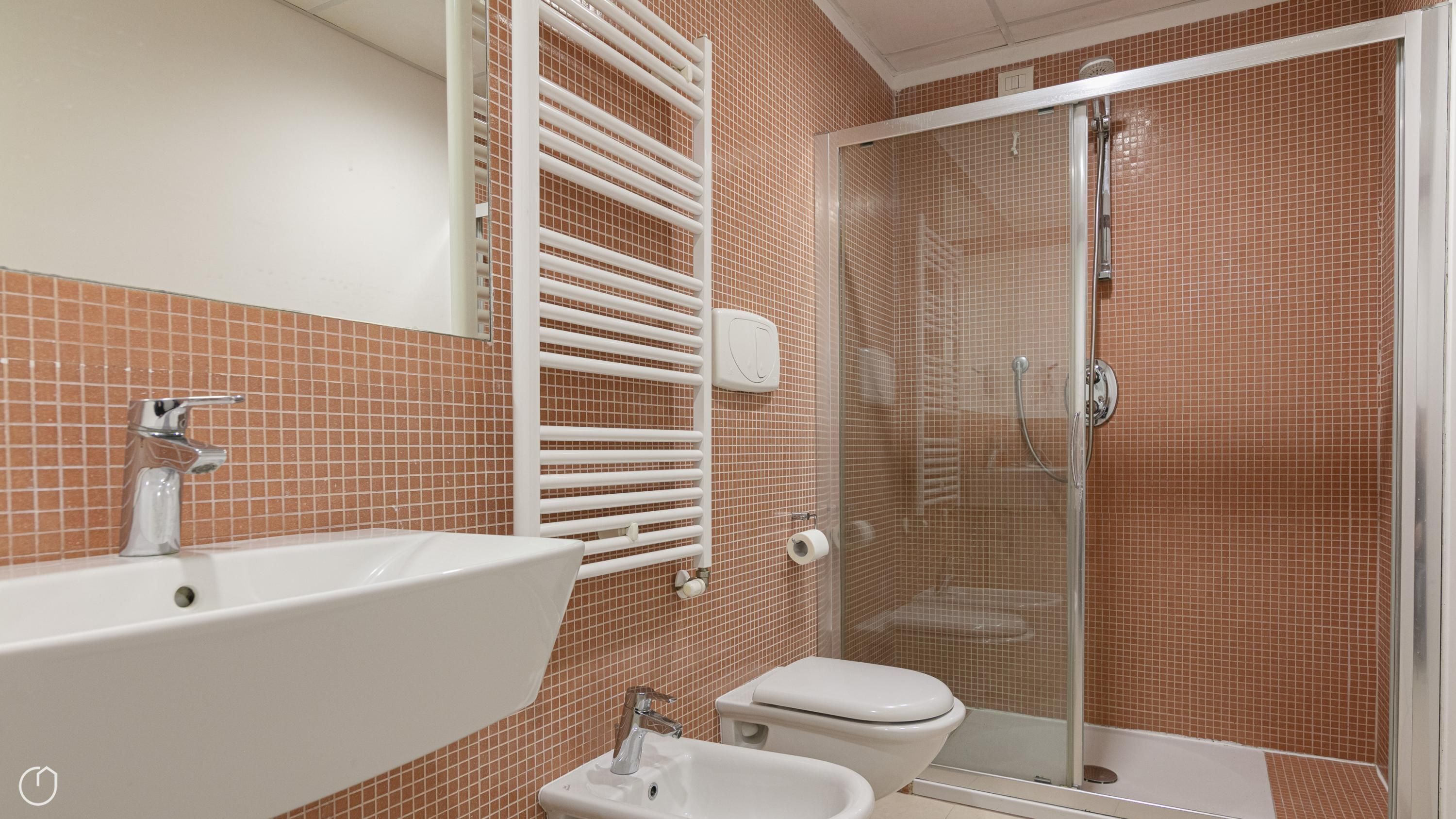 Ein Badezimmer mit Waschbecken, Toilette und Dusche.