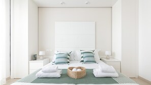 A modern hotel room with a large bed, two bedside tables, and a green area rug. - Residenza Excelsior 606 (Vasto)