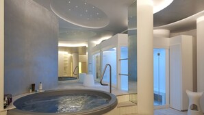 Ein modernes Spa mit Whirlpool, Holzböden und einem minimalistischen Design.