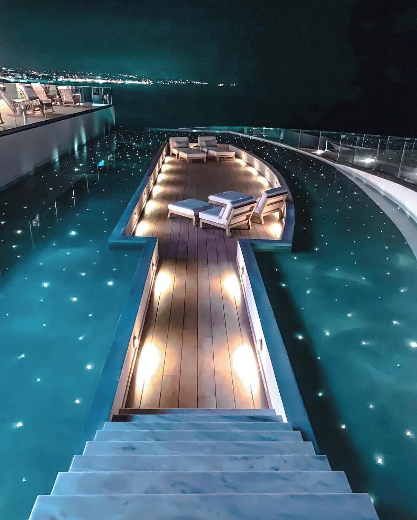 Lämmitetty uima-allas