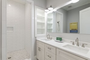Combined shower/tub, hair dryer, towels