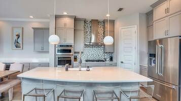 Fridge, oven, stovetop, dishwasher