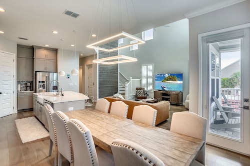 Luxury Townhome - Across from Beach - Limited time Deals