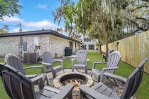 Property grounds - Old Town + Modern 4 BR + Fire Pit + EV Charger (Bluffton)