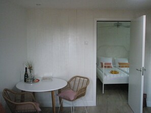 1 slaapkamer, een strijkplank/strijkijzer, gratis wifi, beddengoed