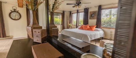 4 bedrooms, desk, travel cot, free WiFi