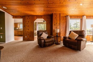 Smart TV, foosball - Scales & Shells: 4  BR, 2.5  BA House in Sitka, Sleeps 8 (Sitka)