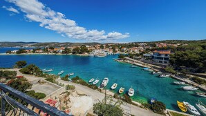 A coastal town with clear blue waters, boats docked along the shore, and buildings with red roofs. - Goreta in Ražanj - Mittel-Dalmatien / Goreta in Ražanj - Appartement für 4 Personen AP2 (Ražanj)