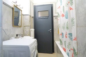 Combinació de dutxa i banyera, assecador de cabells, tovalloles i sabó