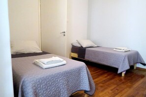 2 soverom, skrivebord, strykejern/-brett og wi-fi