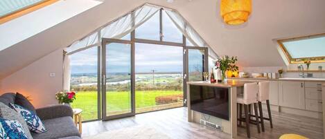 Una televisión, una oficina