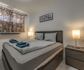 1 habitación, tabla de planchar con plancha, wifi y ropa de cama