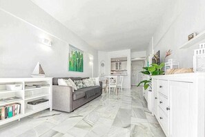 TV - Apartment in complex Altamira with direct sea view (Costa Adeje)