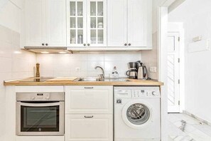 ثلاجة، ميكروويف، فرن، موقد طهي مسطح