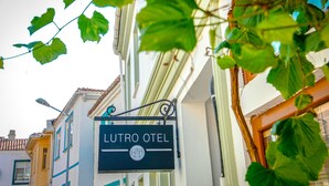 Um letreiro para 'LUTRO OTEL' com um ícone de taça de vinho, indicando um hotel.