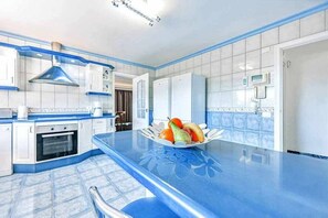 Køleskab, mikrobølgeovn, ovn, kogeplade