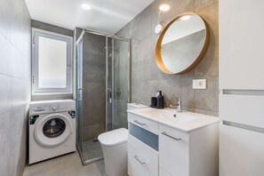Douche, sèche-cheveux, serviettes fournies