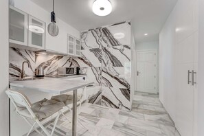 Réfrigérateur, micro-ondes, plaque de cuisson, cafetière/bouilloire