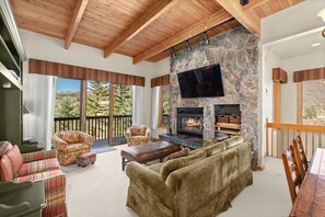 Leilighet, 4 soverom | Oppholdsområde | Smart-TV