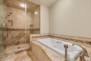 Condo, 4 quartos | Banheiro | Toalhas de banho, shampoo