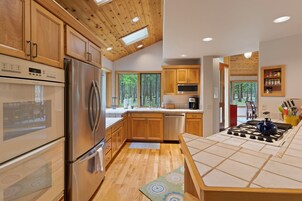Private kitchen | Fridge, oven, stovetop, coffee/tea maker