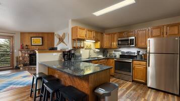 Condo, 2 Bedrooms | Private kitchen | Fridge, oven, stovetop, coffee/tea maker