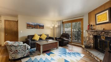 Condo, 2 Bedrooms | Living area