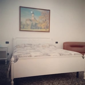 2 Schlafzimmer, Schreibtisch, Bügeleisen/Bügelbrett, Reisekinderbett