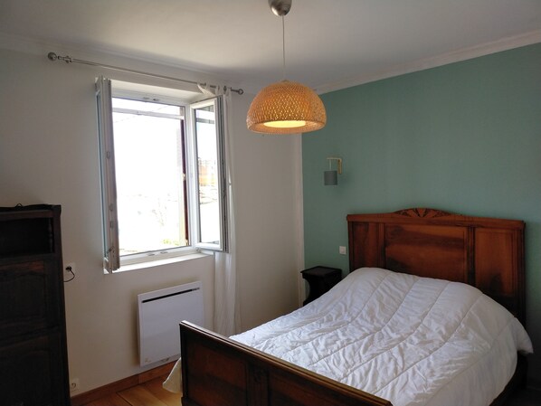 2 bedrooms, travel cot, free WiFi