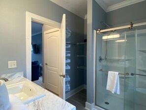 Shower, hair dryer, towels - Tranquil Seaside Escape: Resort Condo Oasis with Poolside Tiki Bar (Pensacola)