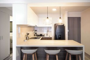 Jääkaappi, mikroaaltouuni, uuni, liesi