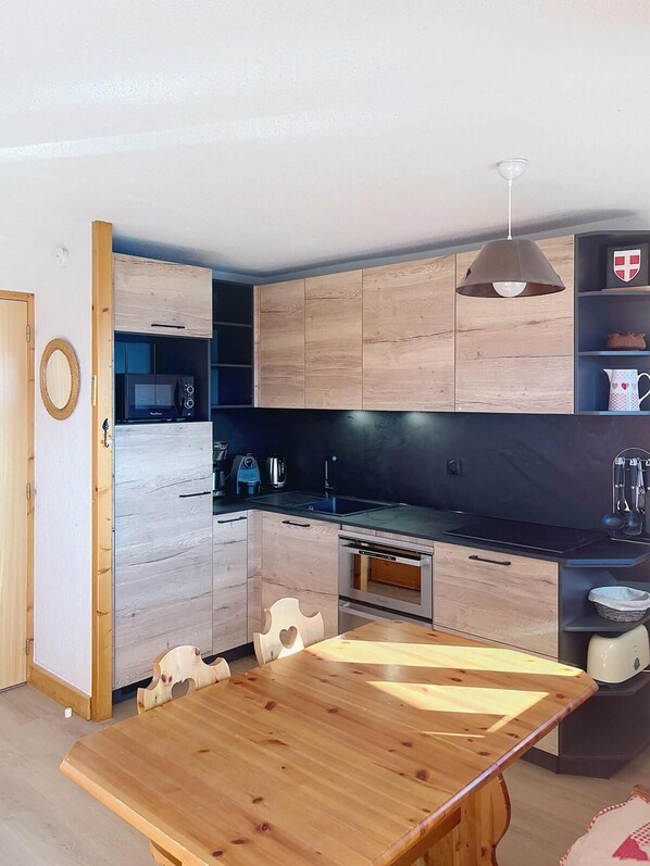 Kühlschrank, Mikrowelle, Ofen, Geschirrspüler